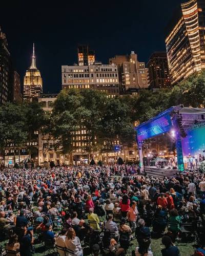 An outdoor crowd, New York City. — LIVE STREETS by Gordon Dukes Music Company