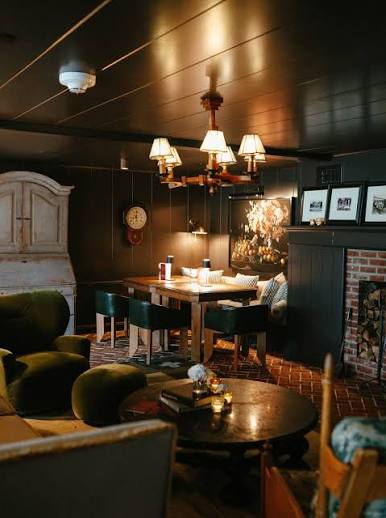 The candlelit library lounge, set before the guests arrive